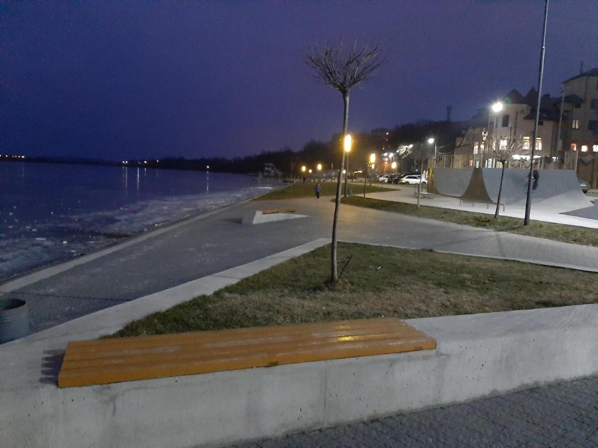 Стильна квартира-студія в центрі міста на набережній Тернополь Экстерьер фото